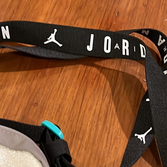 Nike Air Jordan Festival Phone ID Money Snack bag new light orewood brown - Picture 4 of 9